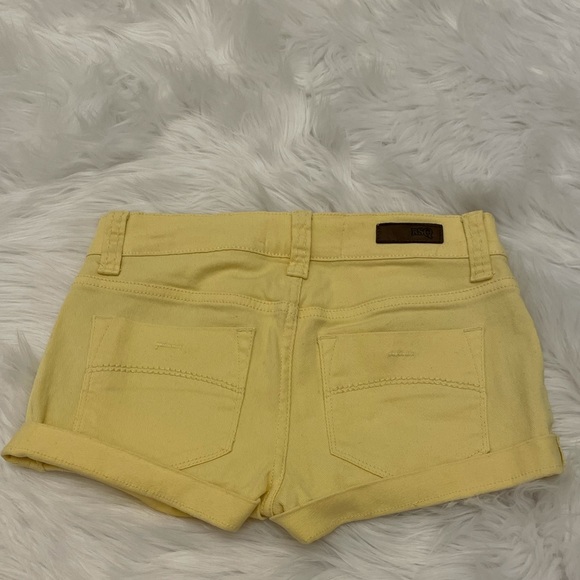 Cute yellow shorts - Picture 2 of 2